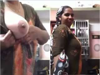 Mallu Bahbhi Showing Her boobs
