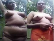 Village Bhabhi Shows her Boobs