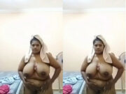 Desi Bhabhi Showing Her Big Boobs
