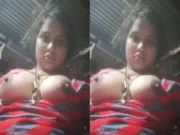 Desi Village Girl Shows her Boobs
