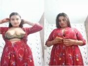 Sexy Bangla Girl Shows her Boobs