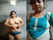 Sexy Bhabhi Shows her Big boobs