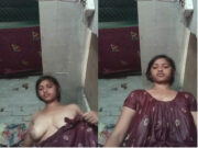 Sexy Desi Girl Shows boobs